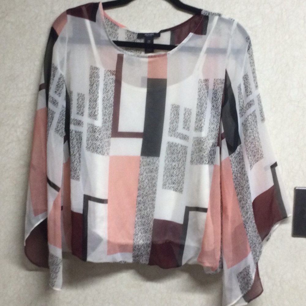 Very nice top designed by Alfani. It’s a petite medium.